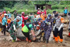 TNI AL Mengevakuasi 2 Orang Korban Terdampak Tanah Longsor di Pekalongan