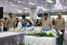 Prabowo Beri Penghormatan Terakhir untuk Mendiang Kwik Kian Gie