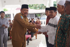 Bupati Bengkulu Utara Berikan Honorarium kepada 220 Imam Masjid dan Pemuka Agama
