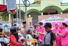 Polisi Turun ke Jalan, Bagikan 300 Paket Takjil untuk Warga Lebong