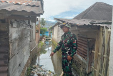 Babinsa Koramil Lebong Tengah Ajak Warga Stop Buang Sampah ke Sungai