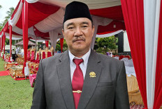 Ketua DPRD BU Tinjau dan Serahkan Bantuan Bedah Rumah