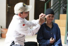 Baznas Salurkan Alat Bantu Dengar Gratis bagi Anak Disabilitas di Tebet