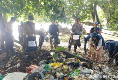 Polri Peduli Lingkungan, Polsek Enggano Giat Bersih Pantai