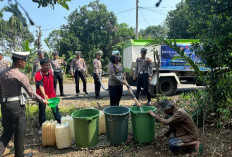 Peduli Masyarakat, Satlantas Polres Bengkulu Utara Salurkan Air Bersih ke Warga 