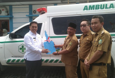 Bupati Azhari Serahkan Mobil Ambulans ke Puskesmas Ketenong