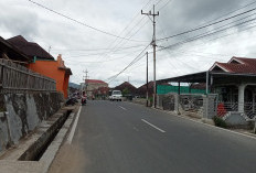 Bahaya Mengintai, Tiang Listrik di Tengah Jalan Belum Dipindahkan 