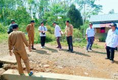 Monev 2 Kegiatan Fisik di Desa Sukau Datang, Camat Pastikan Sesuai Perencanaan Awal 