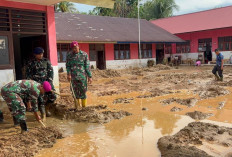 Prajurit TNI AL Bergotong Royong Bersihkan Lumpur di Sekolah Terdampak Banjir