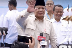 Enggan Tanggapi Pengesahan UU TNI, Prabowo Hanya Tersenyum dan Lambaikan Tangan