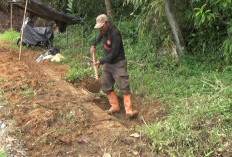 Sukarela, Ki Ageng Bersihkan Material Longsor Menuju Picung 
