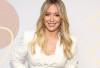 Artis Hilary Duff Perawatan Wajah dengan Jarum Emas 24 Karat