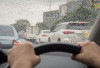 Tips Bertahan Aman di Mobil Saat Terjebak Hujan Badai