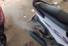 Motor Matic Milikmu Keluar Asap Putih? Begini Cara Mengatasinya