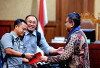 Saat Hasto Serahkan Buku Spritualitas PDIP kepada Jaksa KPK